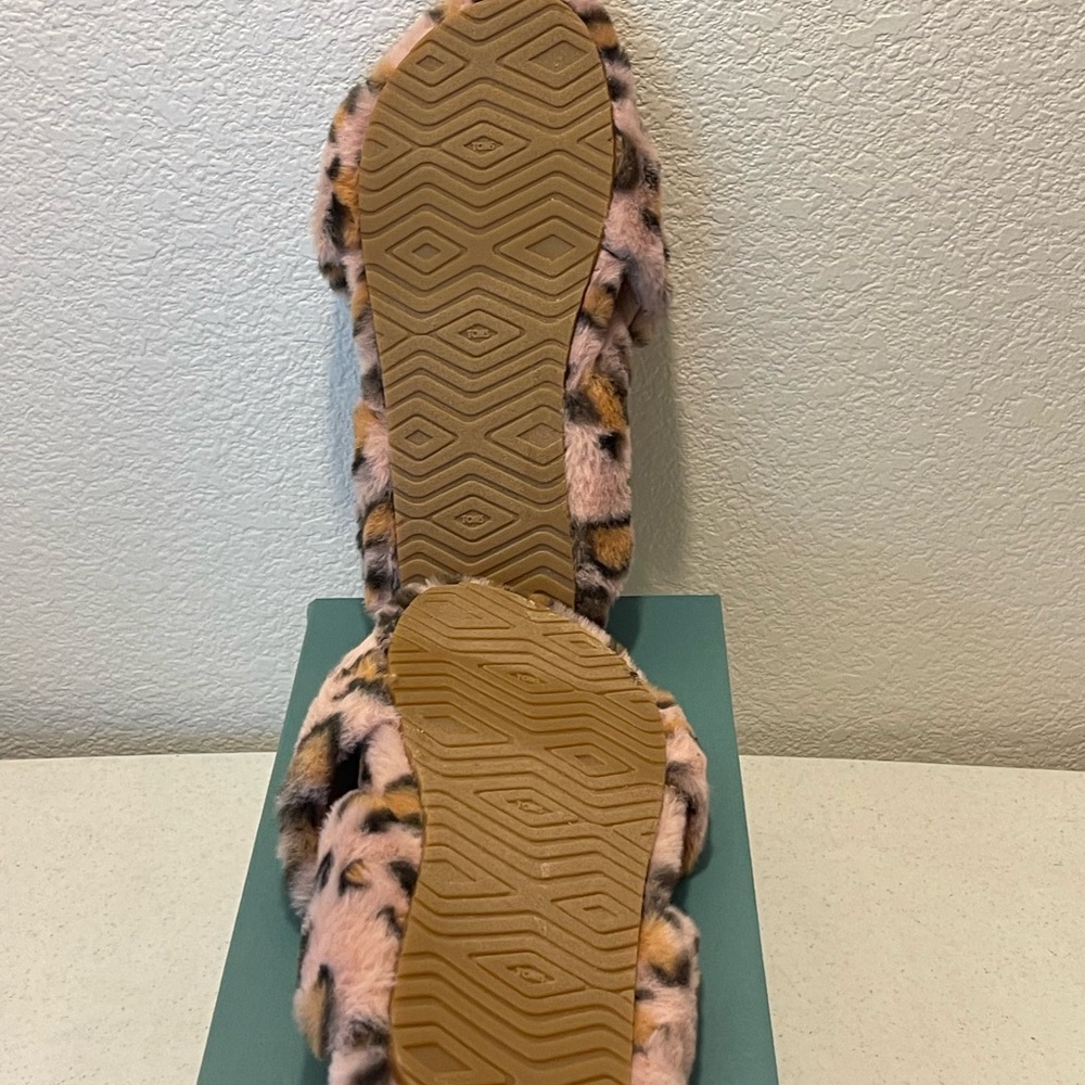 TOMS Pink Spanish Villa Cheetah Print Faux Fur Slippers - Picture 8 of 16